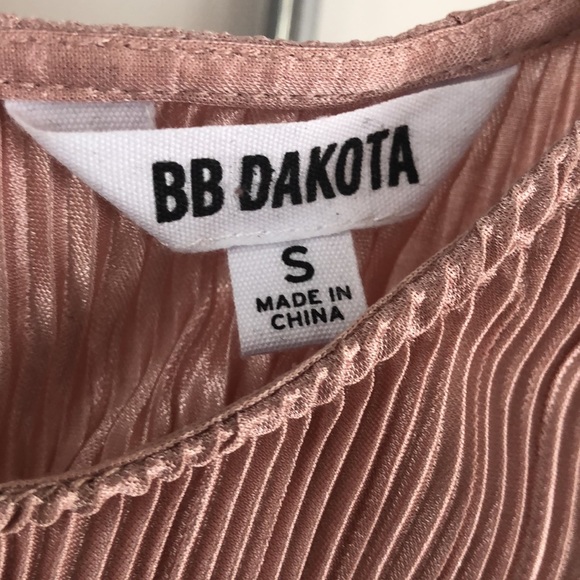 Ruffled cold shoulder top - Picture 3 of 8